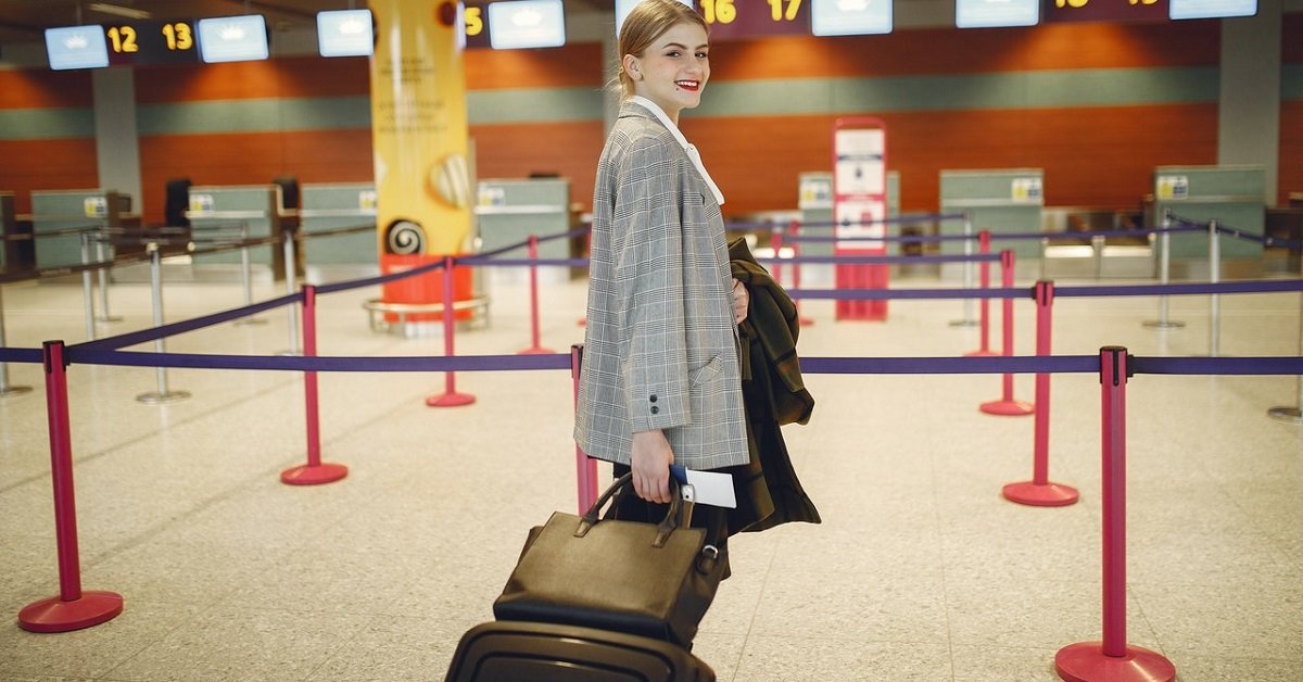 Woman travelling with a Covid Recovery Certificate